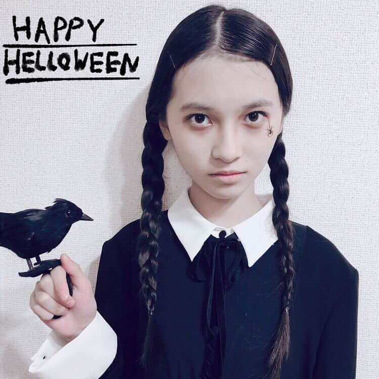 桧山ありすさんのインスタグラム写真 - (桧山ありすInstagram)「今年のハロウィンは！🎃🕸 アダムスファミリーのウェンズデーに👻  おうちにあるもので簡単仮装✨と思って、毎年ハロウィンコスの候補になってるウェンズデーについに挑戦！！ でも…なんか普通になっちゃった笑  なので1枚目写真フィルターでごまかしました..😅 実際もパウダーですごく真っ白にしたんだけど、写真になると分かりにくいね💦  でも怖いの苦手な妹は、ありすがこの仮装をしてる間はありすの方を見ないようにしてたよ😁笑 おうちハロウィン楽しかった❤︎  #ニコプチ #プチモ #桧山ありす #Halloween #アダムスファミリー #ウェンズデー」10月31日 17時19分 - alice.hiyama