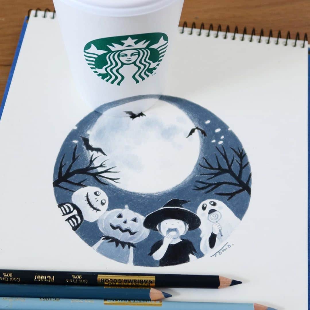 Tomoko Shintaniのインスタグラム：「Full moon on Halloween🧡 💀🎃🧙‍♀️👻 . #happyhalloween #thesmallestfullmoonoftheyear #bluemoononhalloween #久々 #starbucks #rakugaking #karismacolourpencils #ハロウィン」