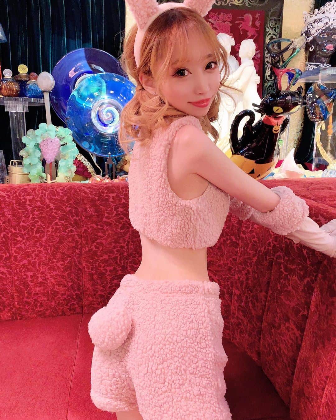 RIRAのインスタグラム：「🐰🤍 . . . #🐰#👯‍♀️#バニーガール#ハロウィン#コスプレ#ベネ#新宿#歌舞伎町#キャバクラ#キャバ嬢#venet#shinjuku#kabukicho」