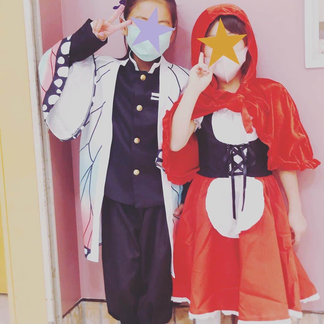 小畑由香里のインスタグラム：「✤  HappyHalloween🦇🕸  英語の仮装は少し前にやったもの  娘は鬼滅の刃の忍💚 ちびっ子チームは 色々なキャラクターがいて ほんとに可愛かった♡  お兄ちゃんチームは… 女子達の ｢仮装やらな〜い｣の 一言で、俺もやらない…と。  ほんとはやりたかったのかも。。  でもせっかくだし お面くらいはして ハロウィンレッスン 行こうよ❗と。  え〜と言いつつ やってみたら 意外とノリノリでw  何年も前からある おサルのお面に🐒 瓶底メガネをかけて  ボックスにしまってたから 顔が少し変形しちゃってるけど そこがまた面白さ倍増で⤴︎ ⤴︎⤴︎🤣  お友達に配るお菓子も 紙コップで手作りしてみた💜  コロナで今年は出来ないのかな なんて思ってたけど 子供達楽しそうで良かったな👻  娘の仮装も来年くらいで 見納めになっちゃうのかな〜 それはそれで寂し。  #halloween #仮装#鬼滅の刃」
