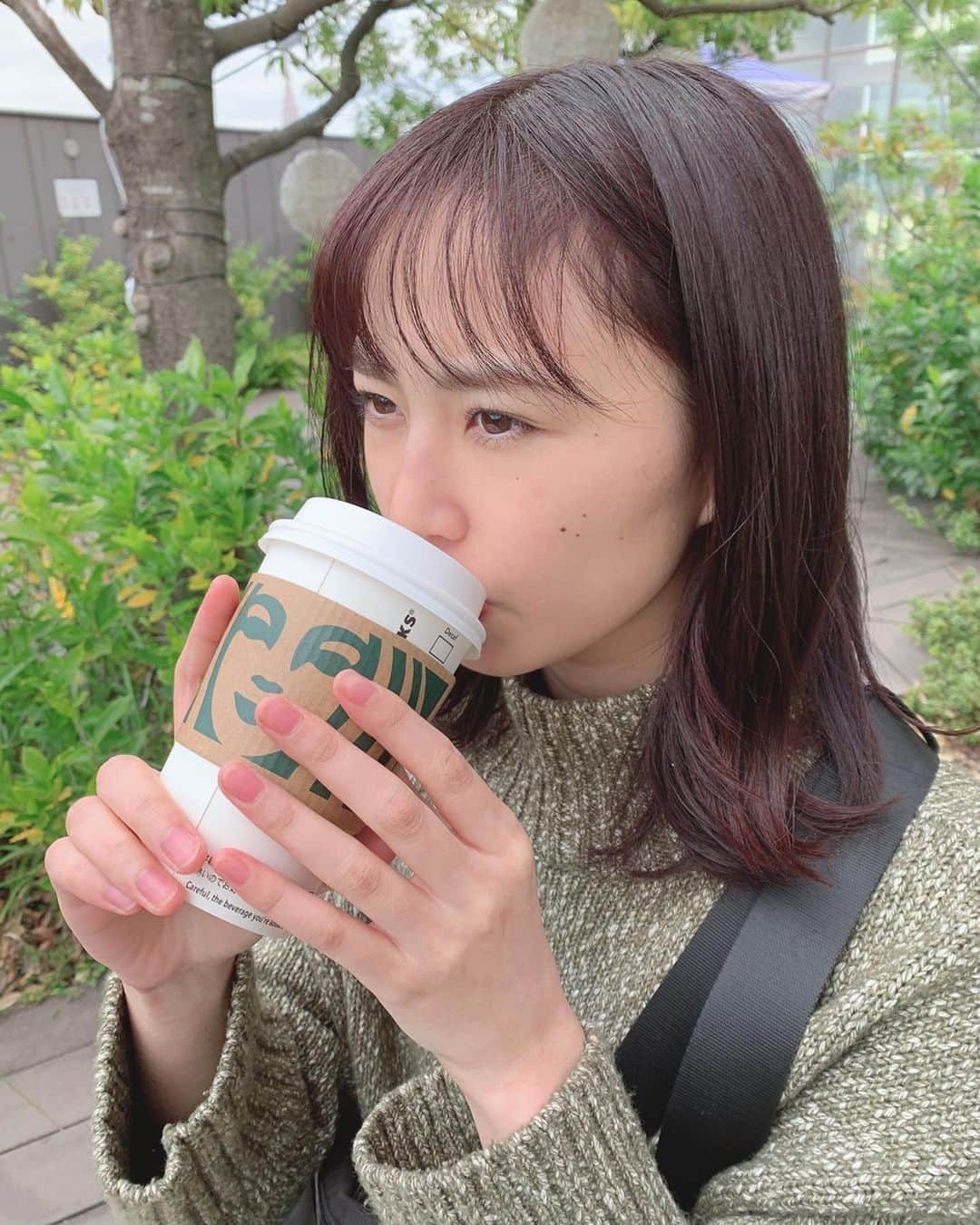 古賀成美のインスタグラム：「. ホットを飲んで、熱すぎてビックリした😦😦😦 . . 熱いのを飲む時は勢い良く飲んでは行けませぬね、、、 . . あ、、ハッピーハロウィン🎃 . . #スタバ #ソイラテ」