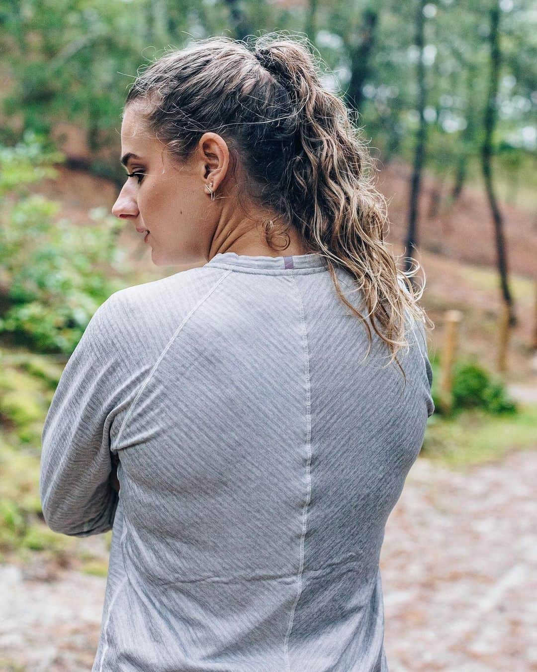 ラウラ・デ・ウィットのインスタグラム：「Weekend loading⏳Finishing the week with running up some hills 📈  . Photo by @chantaltakfotografie 📸」