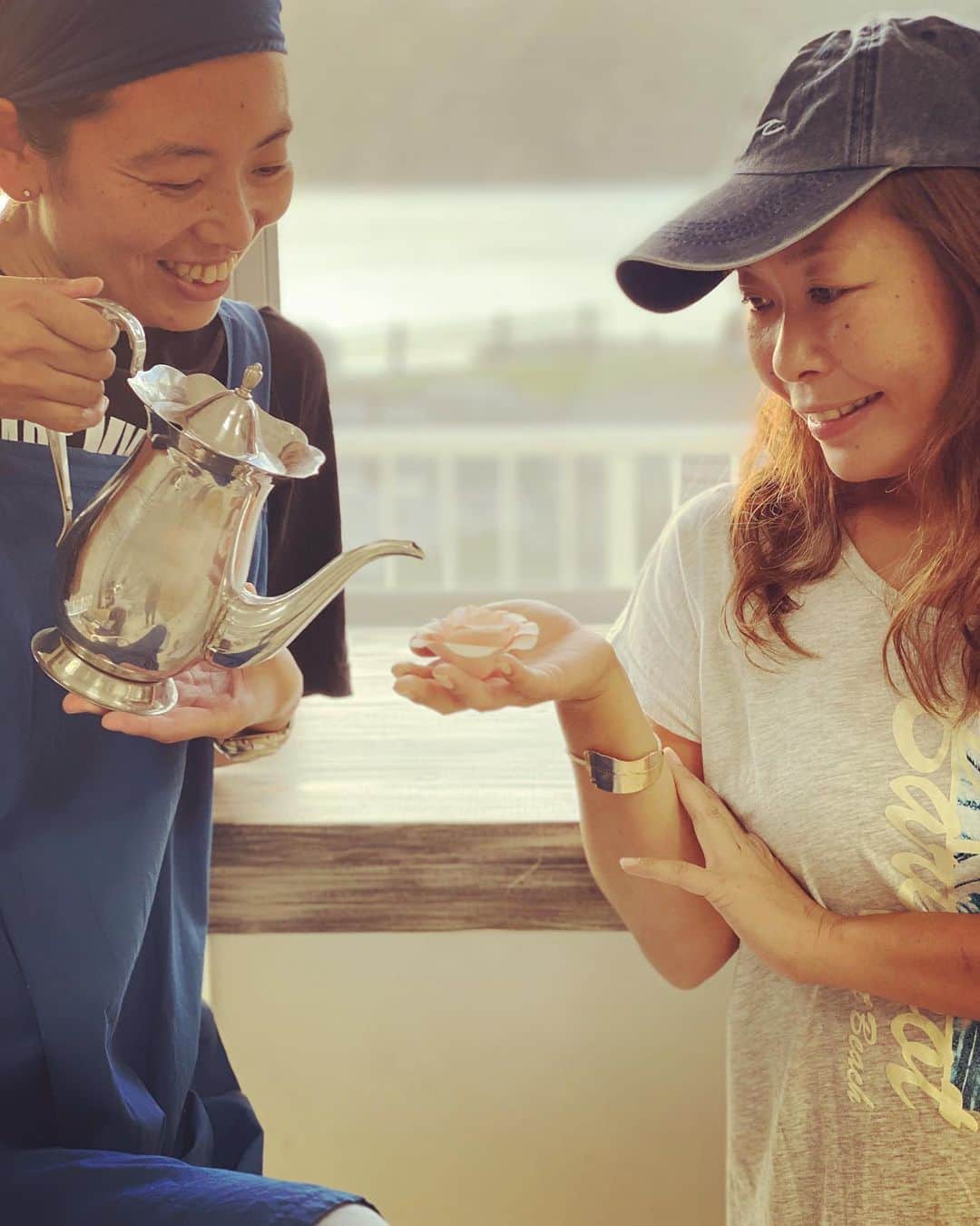 三谷晶子さんのインスタグラム写真 - (三谷晶子Instagram)「先日の @hikacha との、バチェロレッテ・ジャパンネタバレありインスタLIVEにご参加いただいた方、ありがとう😊 なんかフランス在住の方も見ててコメントしてくれたりで、超楽しかった✨✨✨  ということで、今夜もPM7時30分からインスタLIVEやります🎤  お相手は　@kakeromacafe 店長の　@osa8 長紘子さん。  わたしのご近所さんで、わたしのひとつ下、お互い独身同士。  島暮らしの独身アラフォー女性は、『バチェロレッテ・ジャパン』をどう見たか⁈  第一部は、 最終epi.『アフターファイナルローズ』をプロジェクターで見ながら二人でガヤり、 第二部は、ワイン飲みながら、『バチェロレッテ・ジャパン』との一カ月について語る予定です🍷🍾🍷  写真はカフェにあったバラ🌹を持つわたし、水をあげる長店長。  インスタLIVEタイトルは  『バチェロレッテ・ジャパン　 ネタバレインスタLIVE in 加計呂麻島 〜バラ🌹にお水をあげましょう🥂〜』  皆さま7時30分に　@akikomitani か @osa8 でお待ちしてます✨💋✨  #バチェロレッテ  #バチェロレッテジャパン  #bachelorette  #bachelorettejapan」10月31日 17時30分 - akikomitani