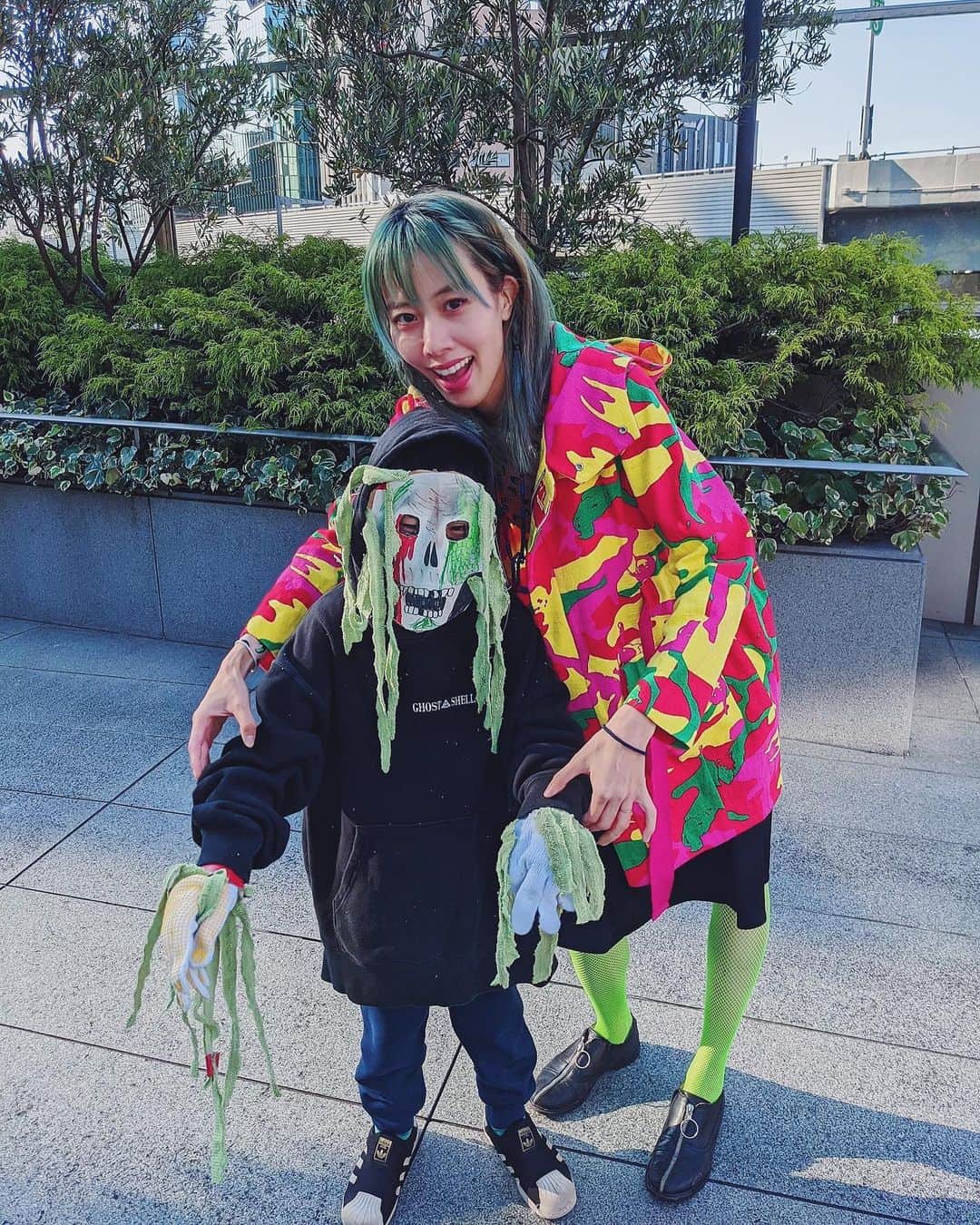 草野絵美のインスタグラム：「Happy Halloween🧟‍♂️ We made zombie skeleton.. it reminds me of #GrimandEvil 💀  ハロウィーン、今年は特にイベントがなかったから何も用意してなかったんだが、当日になって、 ゾンビの衣装、しかも手作りじゃないと今日は外に出ないというので急遽家にあるタオルを切っていっしょに作った😂　わたしのパーカーを着ています。 #homemadehalloweencostume」