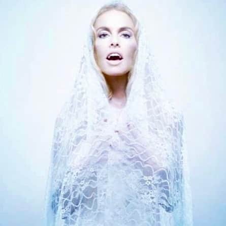 レイチェル・ゾーのインスタグラム：「#FBF to that time I turned into a #Vampire for @thelovemagazine #scary but make it #fashion ☠️💀 XoRZ #halloween」