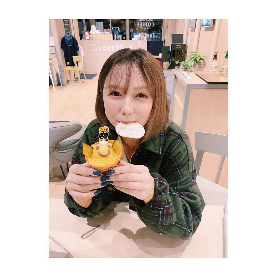 村重杏奈さんのインスタグラム写真 - (村重杏奈Instagram)「撮影でした！ 撮影チームに復帰おめでとうって お祝いしてもらいました👻 これからもよろしくお願いしますっ！ この後はAbema「ミッドナイト競輪」 生放送です🎃 みてねっ！」10月31日 17時32分 - hktanna4848