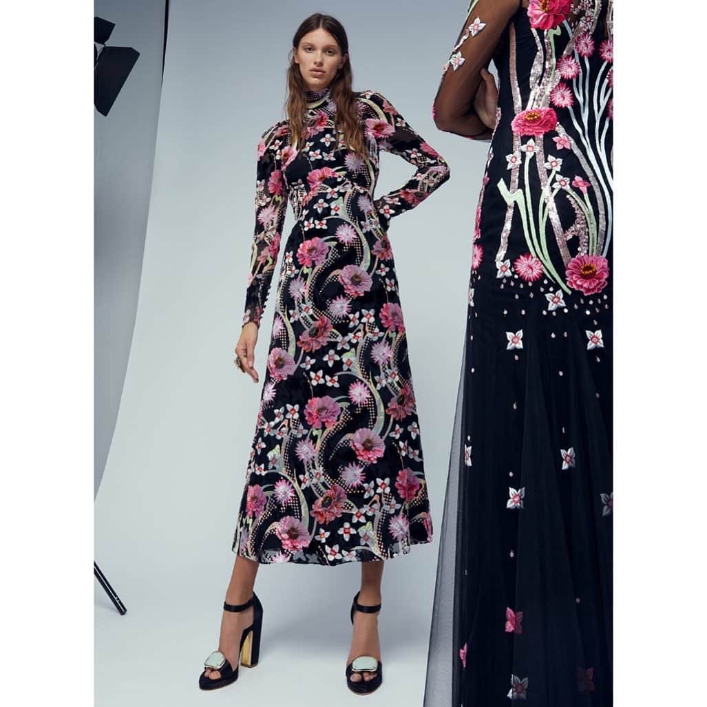 ルパートサンダーソンのインスタグラム：「Platform Dreams I Soraya in Black Satin, as seen in @temperleylondon’s new campaign I Styled by @hannahteare I 📸 @carlaguler I #Platforms #ChunkySandals #ShoeLove #ShoeDreams #RupertSanderson」