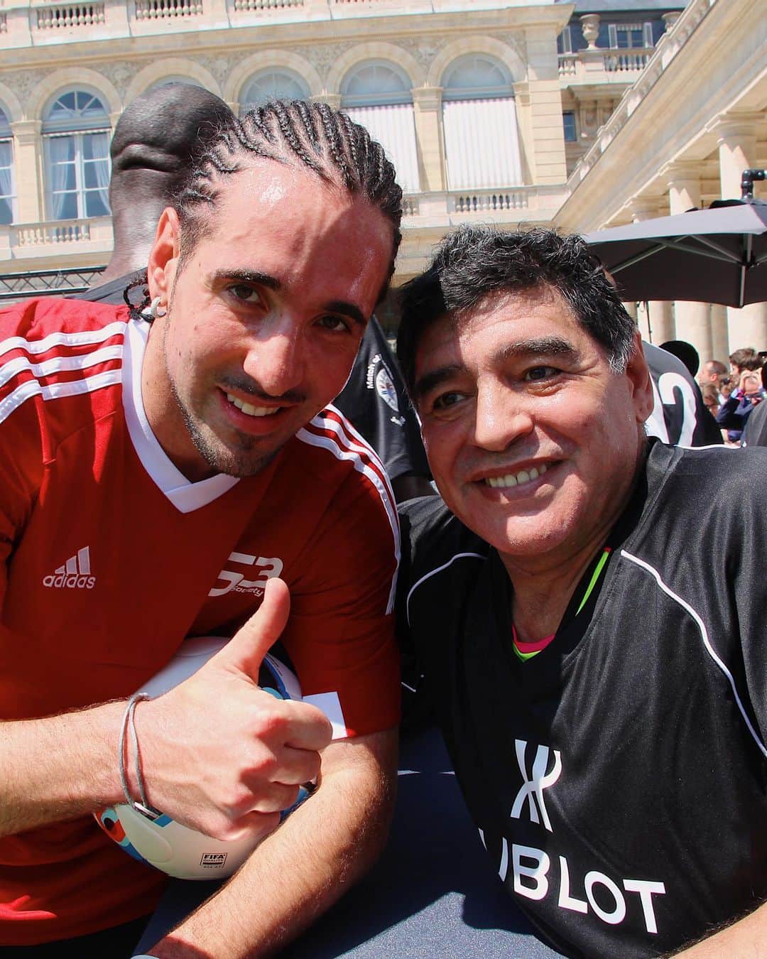 ショーン・ガルニエのインスタグラム：「HAPPY BIRTHDAY LEGEND ! Your dribble inspired my childhood and you are maybe the first one I saw doing freestyle 🙏🏻🙏🏻⚽️⚽️ 🔹 That little head exchange with the ball in 2016 was for me one of the biggest moment in my life . Thanks for that 👊🏼 #legend #seangarnier #maradona #seanfreestyle #football #skills #elpibedeoro」