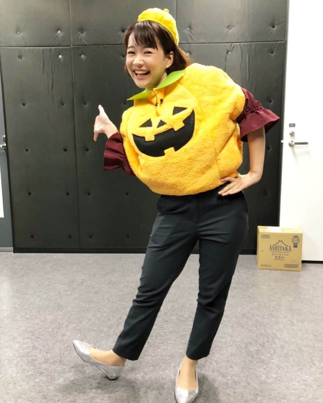のインスタグラム：「ハッピーハロウィーン🎃👻  #広島テレビ　#テレビ派　#街角脳トレ　#毎年恒例 #今年はプチプラ　#急いで購入したのは　#子ども用でした　#無理矢理きた　#注アラサー」