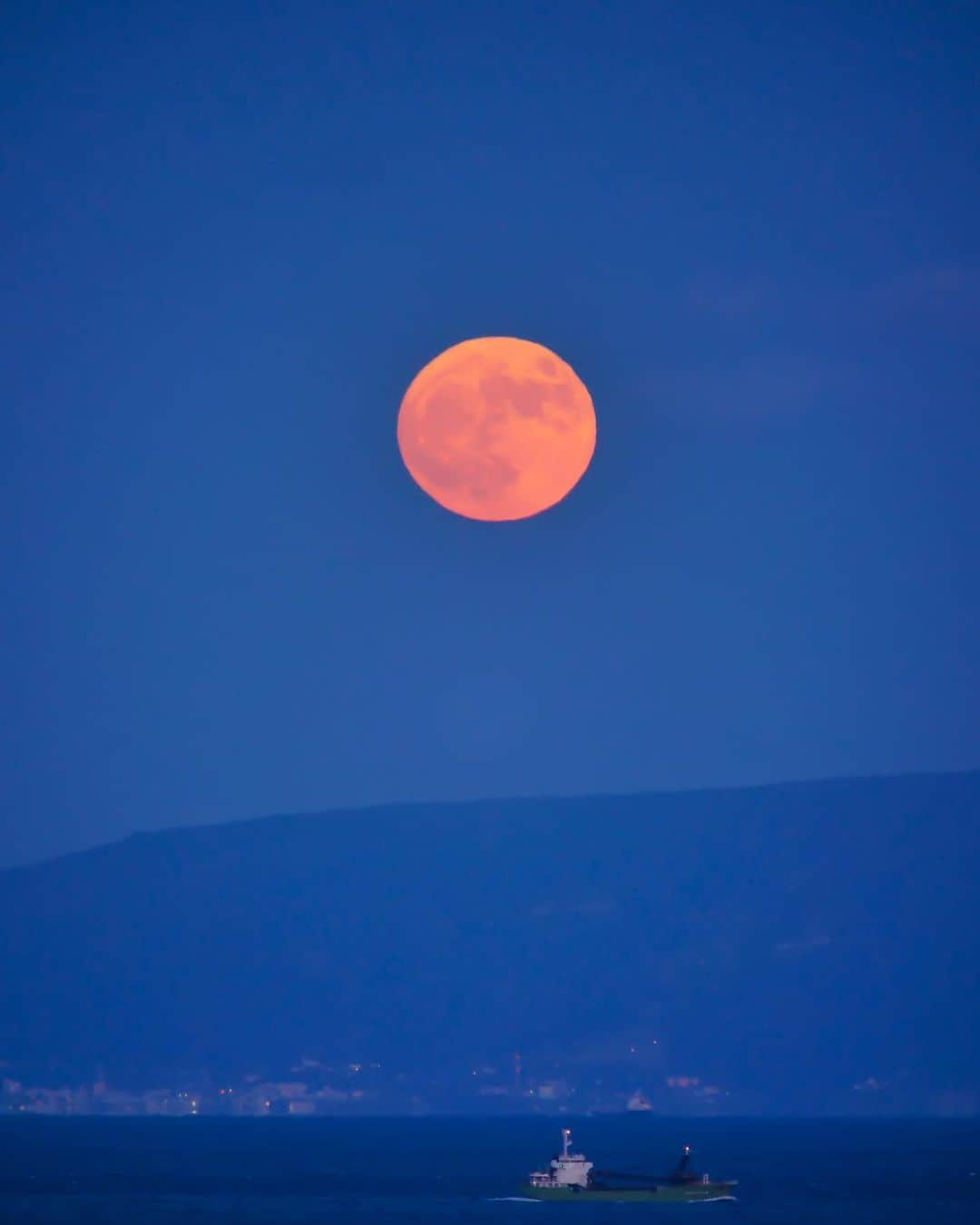 田岡なつみのインスタグラム：「フルムーン🌎💛  Photo/ @riku_yoneyama  #fullmoon」