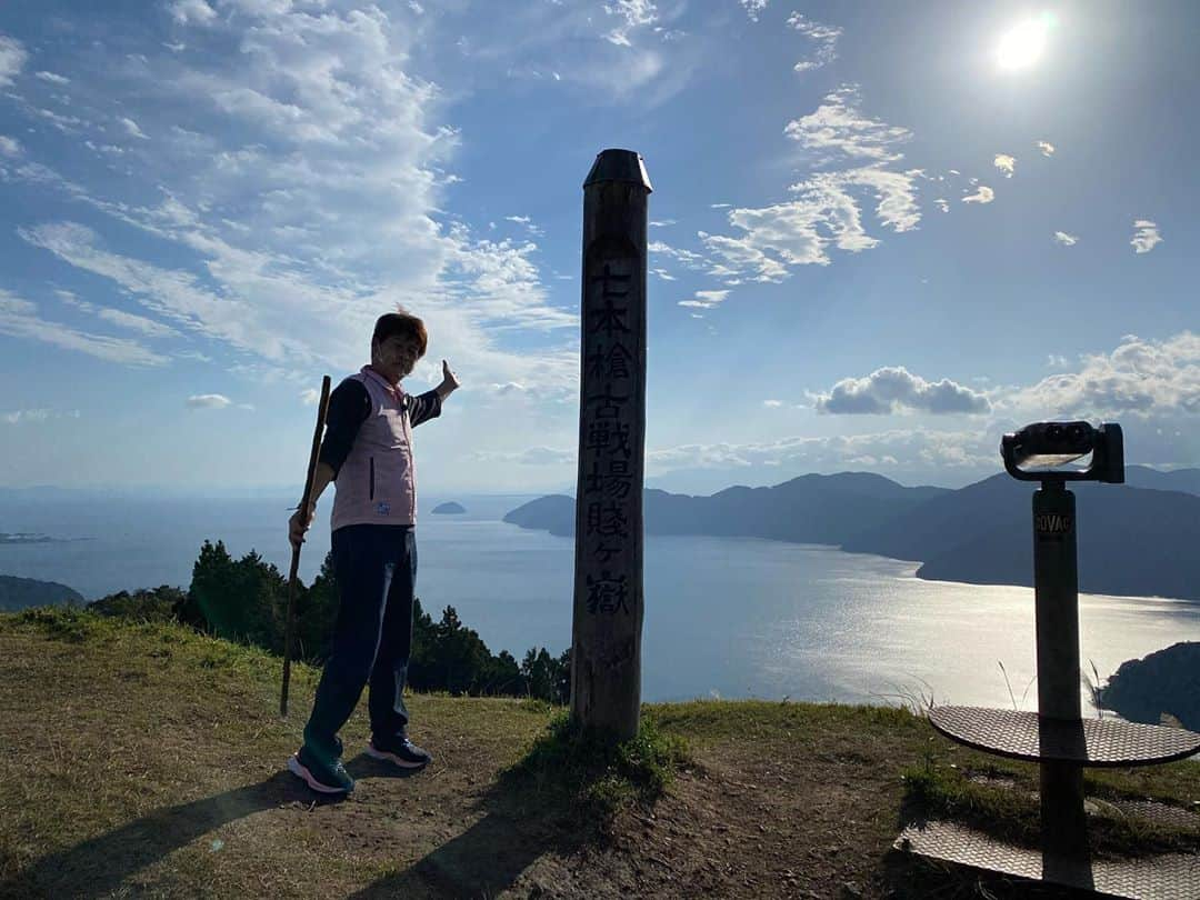 ロッシーさんのインスタグラム写真 - (ロッシーInstagram)「滋賀のみなさーん！ 見てますか？ NHK大津！おうみ発630  しが鉄！ロッシー旅！  余呉の名店水飴屋さん と 出会いあり！ほのぼの写真と！  余呉湖！と 琵琶湖　を一望出来る！ めちゃくちゃいい！！見て！ 余呉の景色！！ 最高です！！ 滋賀の絶景！  次回は、木之本駅！ 楽しみ楽しみ！ いい旅です！  #NHK #NHK大津 #おうみ発630  #しが鉄　 #ほのぼの #山下美咲　さん #ロシ旅 #地元 #琵琶湖 #滋賀県 #余呉 #余呉湖 #かおはめ #サイコロ #野性爆弾 #ロッシー #より。 #ロシ写真」10月31日 17時46分 - yaseibakudan_rossy