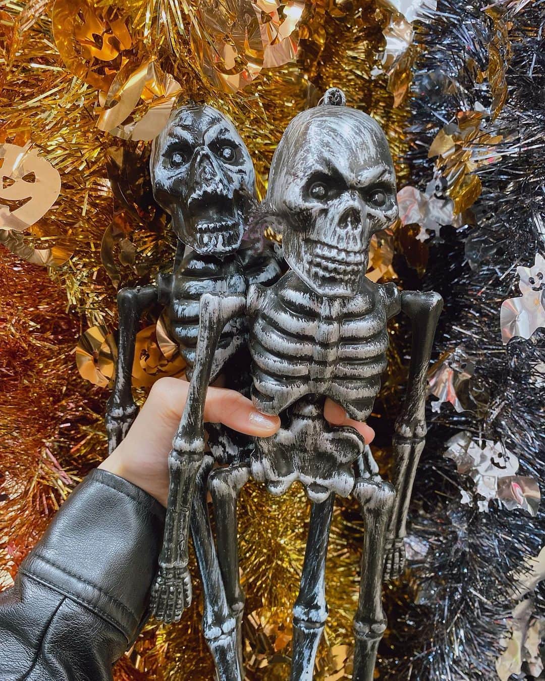 Erenaのインスタグラム：「🎃Happy Halloween🎃  Halloween partyしたーい💀って言ってる骸骨みつけてパシャリ☠️📸☠️ なんだかカワイイ🤣w 今年は残念ながら何のイベントも出来ずに1年が終わった…w😂💦 🕸🕷☠️👻💀🏴‍☠️🕸 #ハロウィン#Halloween#骸骨#かぼちゃ#仮装#イベント#ハロウィンは1年で1番好きなイベントだった#今年は全てのイベントなし#来年はできるといいなぁ」
