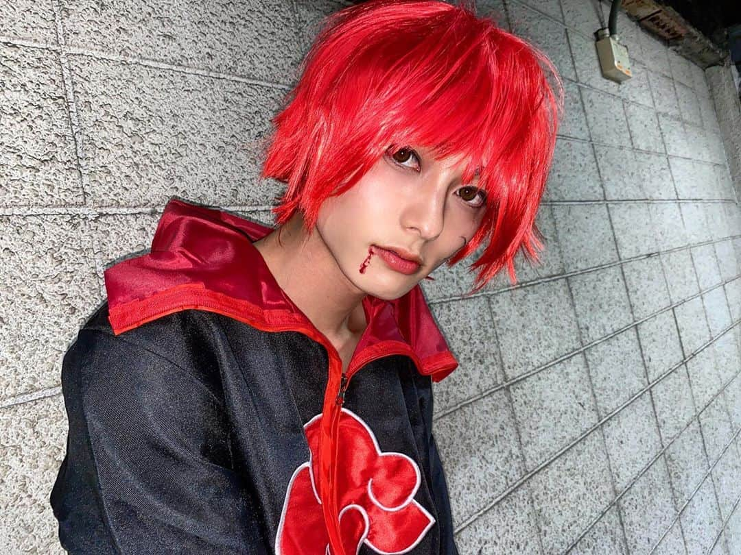 大橋岬のインスタグラム：「#ナルト #ハロウィン #コスプレ   今年は、『暁、サソリ』  #コスプレイヤー #コスプレメイク #コスプレイヤーさんと繋がりたい #コスプレ撮影 #コスプレイヤー自画撮り部 #naruto #akatsuki #narutoshippuden #kosplay #赤髪 #サソリ #ウィッグ #ヘアアレンジ #コスプレ衣装 #秋葉原 #歌舞伎町 #ヘアスタイル #ヘアカラー #特殊メイク #メイク #メイク動画 #instagood #はろうぃんコスプレ #halloween #halloweenmakeup」