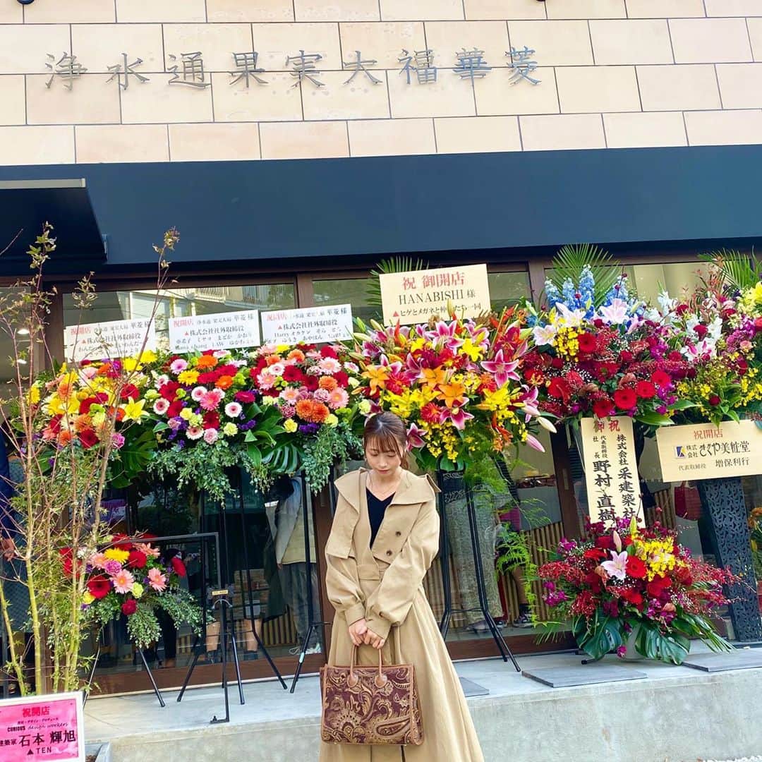 のインスタグラム：「. 【 11/1 NEW OPEN!! 】  浄水通果実大福華菱さんの プレオープンにお邪魔しました💐 （テイクアウト専門店）  洗練された店内に並ぶ様々な大福✨  ご縁を結ぶ、"赤い糸"で 大福を結ぶと断面がお花のような華やかさ！！👏🌸  モチモチのお餅に包まれた 上品な甘さの白餡とジューシーな フルーツの組みわせは最高でした！！💕🤤  味はもちろん美味だし "縁結び"というストーリーにもほっこり〜🥰  またすぐに食べたいし、 大切な人への手土産としても持参したいな〜😌✨  食べてすぐ、渡したい人たちの顔が浮かぶ☺️ そんな大福です😌💕  老若男女問わず、喜んでもらえる 手土産ってなかなか難しいから本当にオススメ！！😊  最後の動画でモチモチ感をチェックしてね！🤣💗  #福岡#花より大福#天神カフェ#unitedtokyo  #福岡グルメ#和菓子#大福#フルーツ大福#赤い糸#糸結び#華菱 #果実大福#浄水通り#浄水通りカフェ#福岡スイーツ#福岡カフェ #お口に花を咲かせましょう」