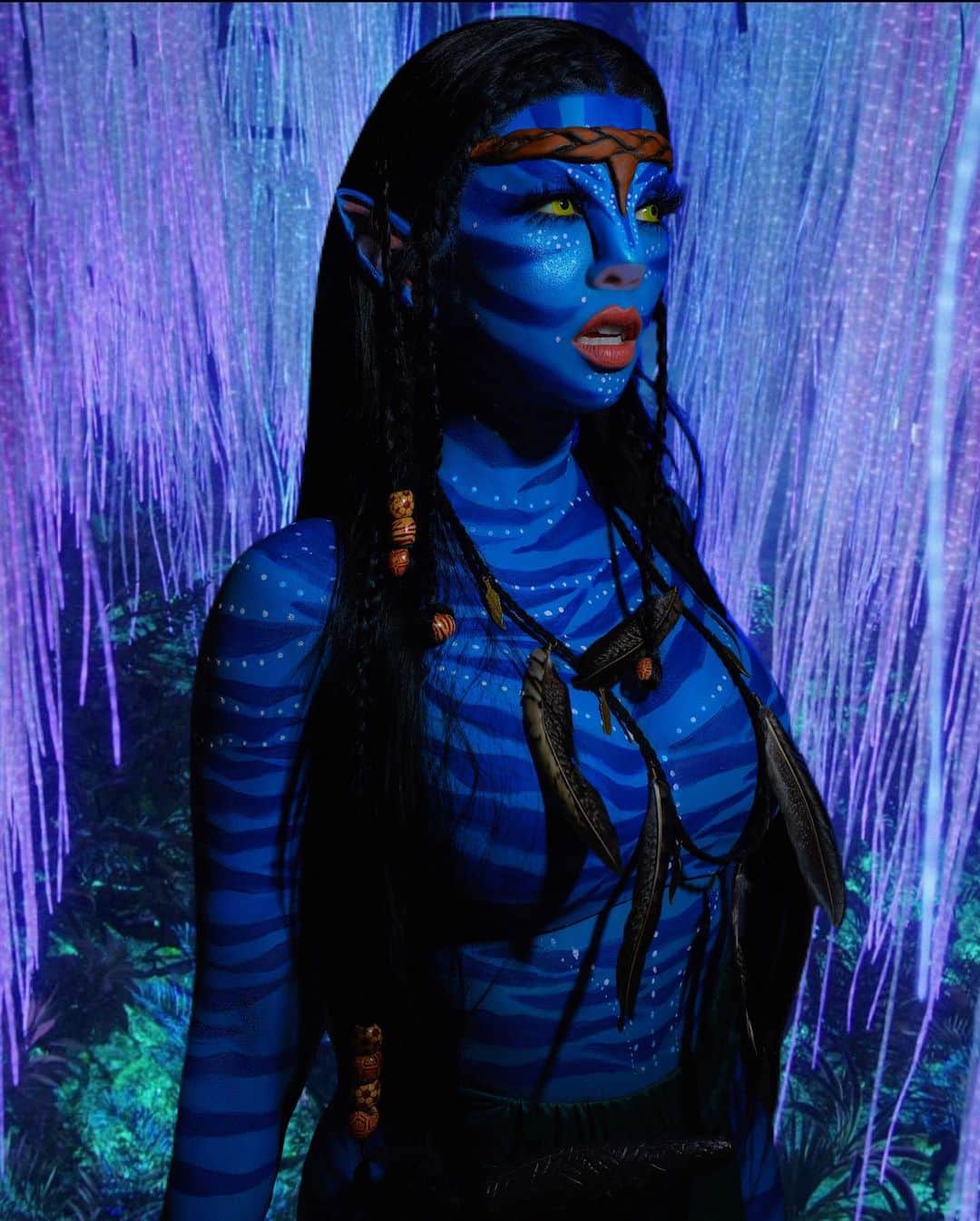 リアン Vさんのインスタグラム写真 - (リアン VInstagram)「WELCOME TO PANDORA 🌌 Transformed into AVATAR & AVATAR 2 ✨THE WAY OF WATER 🌊 So excited for part 2 to come out 2021! 💫  Hair|MUA|Body Paint: @nicholerayartistry  Photos|Video : @shotbysham + @alanszargoza + @stunnagram_」10月31日 17時53分 - lianev