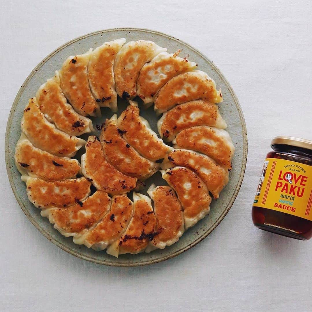 樋口正樹さんのインスタグラム写真 - (樋口正樹Instagram)「Gyoza & Love Paku . 今夜は餃子を焼きました。 餡は豚バラ、白菜、ニラ、 ネギのシンプルな構成で。 タレはいつものラブパク。 . 発売当初からずーーっと お勧めしてるラブパクが 調味料選手権２０２０の ファイナリストに進んで、 ただいま最終審査中です。 上位を目指してましたが なかなか苦戦してまして、、 どうかみなさまぜひぜひ ぜひ応援してくださいー！ . 👉@eventchomiryo ラブパクに”ポチッ❤️”と いいねしていただければ あなたの一票が入ります。 . ラブパクさんの公式でも お得な特典もありますー。 👉@lovepakcheesauce . . . #焼き餃子 #円盤餃子 #餃子 #ぎょうざ #ギョーザ #餃活 #餃子好き #手作り餃子 #餃子部 #ラブパク  #ラブパク食堂 #gyoza #frieddumplings #lovepaku #crispydumplings #lovepakcheesauce」10月31日 17時53分 - higuccini