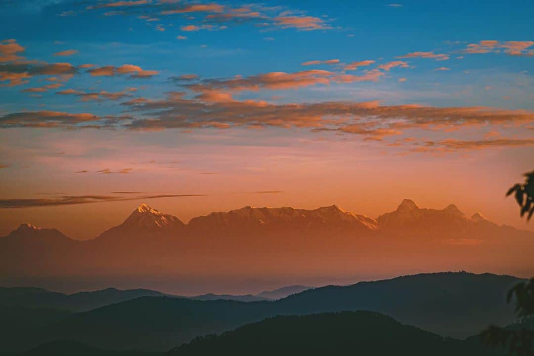 Abhinav Chandelさんのインスタグラム写真 - (Abhinav ChandelInstagram)「I didn’t know that I could stare at Himalayas, from my bed in Nainital, until I recently went there before leaving on my Kedarnath-Gangotri trip.  Now, I wanted to visit Nainital to click some pictures for an assignment, while also getting some hiking done to begin warming up for my Kedartal trek. But the whole trip turned out to be much more.  And in the meantime, I also ended up discovering a property in a hidden part of Nainital that would give me unobstructed views of Himalayas every morning, bathing in the first light of the day, across the Kumaon hills, and I’d watch the mountains come to life every morning while taking sips from my cup of coffee at @kahaljungleresort, who not only offered to host me during my days in Nainital, but eventually the lovely owners of the place became good friends, where every evening we’d sit under the stars and have some absolutely delicious kumaoni dishes. . But more than that, it was that view, waking up to the Himalayas, which made it the most memorable of journeys and truly one of my best out of my almost 30-40 trips to Nainital. . . . Peaks from left to right: Nanda Ghunti Trishul(i,ii,iii) Mrighunti Devtoli Maiktoli  Nanda devi main Nanda devi east Panwali Dwar Nanda Khat」10月31日 17時54分 - abhiandnow