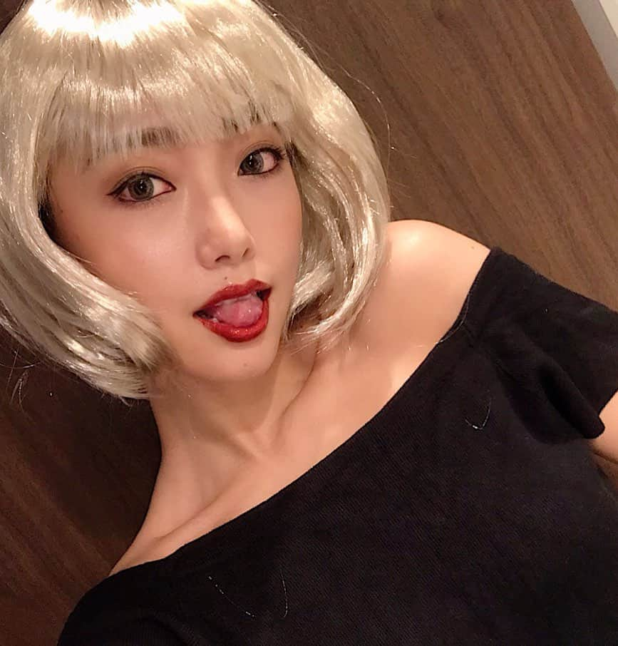 愛菜さんのインスタグラム写真 - (愛菜Instagram)「HELLOWEEN 🎃 . . 久々の濃いメイク💄 2年前は毎日メイク こんな感じだったけど  最近はナチュラルに なりつつあった🤔‼️ 少人数の濃いメイク好き派😛👍♥️ . . #helloween  #helloweenmakeup  #金髪ウィッグ  #ドンキ #🎃」10月31日 17時54分 - ainaaa0622