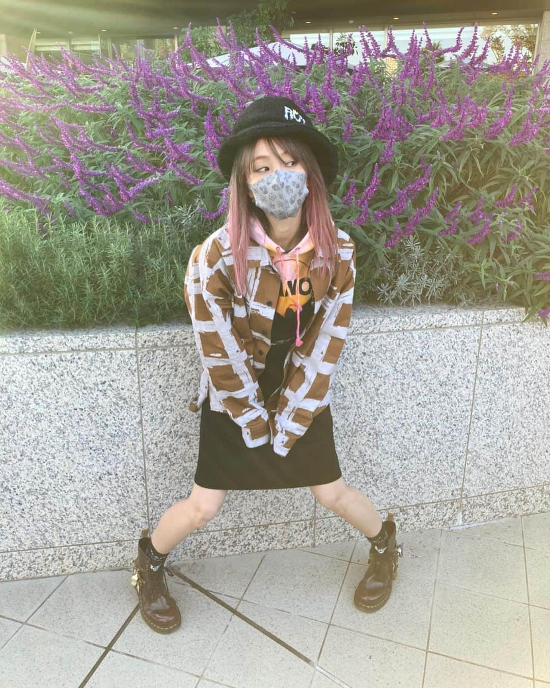 LiSAさんのインスタグラム写真 - (LiSAInstagram)「はっぴーはろうぃーん🎃 　今夜は22時から情報7days様にインタビューいただきました📺 みてくださーいっ📺  そして昨日は、特別な「炎」。NHK SONGSさまにて再放送いただきました。 当日梶浦さんを目の前に歌う「炎」で初めての気持ちが溢れ出したので、そのまま一発入魂しました。終わった後、大尊敬する大先生に真剣にお手合わせいただいた。という感覚でした。誠実に優しさをまっすぐいただいた時間でした。すごかった。 毎日色々お楽しみいただいて、ありがとうございますっ🎃  #りさふく　 RT 【TV】本日！10/31（土）22:00-23:00にTBSにて放送の番組「新・情報7daysニュースキャスター」にて、 LiSAがインタビューゲスト出演します！ 是非チェックしてください！ おたのしみに！  tbs.co.jp/Ncas/  #LiSA #レオナイン #炎ほむら #Nキャス」10月31日 17時47分 - xlisa_olivex