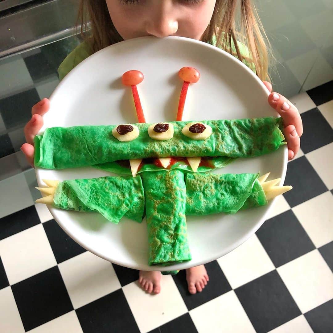 Ida Froskのインスタグラム：「Happy Halloween From the Pancake Monster and Me! 💚👀 #halloween #foodart #pancakes #apples #raisins #grapes #jam」