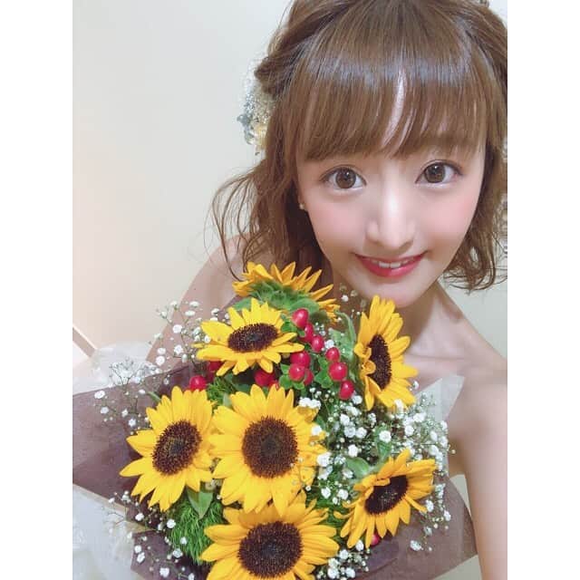 東なつ紀のインスタグラム：「🎃何にもしなかったから この間のウェディングフォト📷♡  コロナのせいで式の予定がなかなか立てられないから、 とりあえず思い出として💓 沖縄でプチ花嫁💍  2.3枚目はアルバムを写メ撮ってるから画質が荒い😂  #沖縄 #ウェディングフォト」