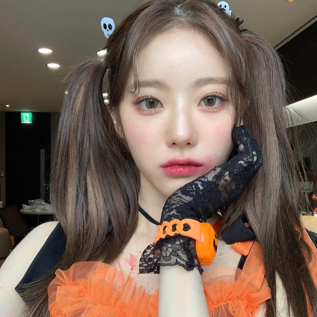 宇宙少女さんのインスタグラム写真 - (宇宙少女Instagram)「HALLOWEEN 👻  이지만 집에 바로바로 들어가길..🔪 돌아다니는 우정 발견시 잡아먹음  #우주스타그램 #우주소녀 #루다」10月31日 17時52分 - wjsn_cosmic