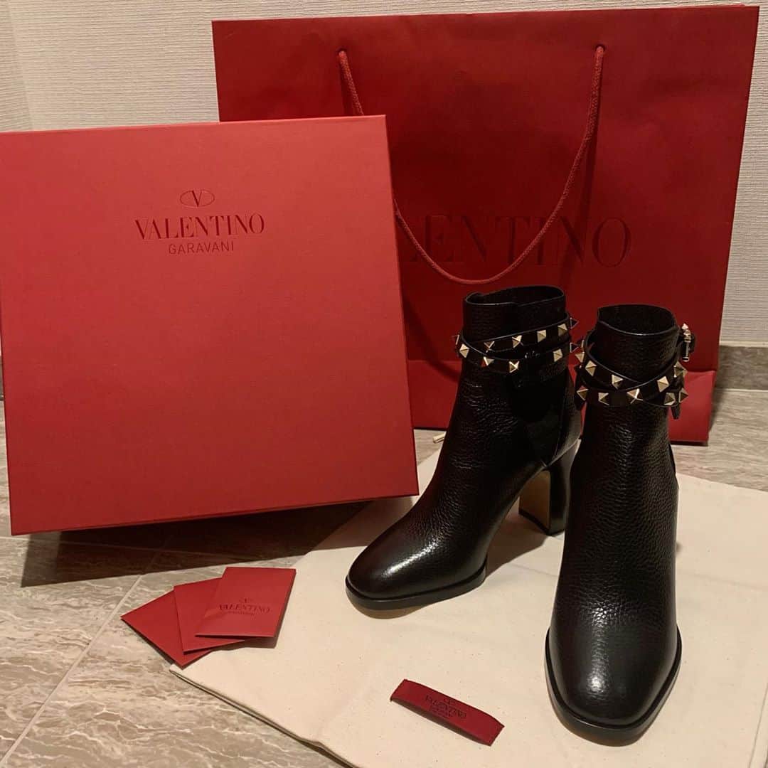 姫奈さんのインスタグラム写真 - (姫奈Instagram)「. . 前から可愛いなって思ってたけど 履いてみると、歩きやすいし 形が綺麗で一目惚れした👢💖 今年いちばん愛用するとおもう♡ . . . #valentino #valentinoshoes」10月31日 18時03分 - hinapin_0210