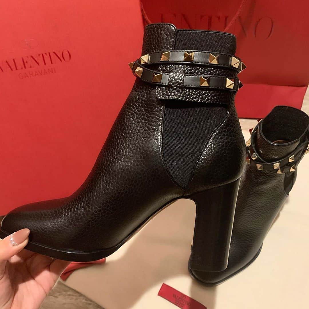 姫奈のインスタグラム：「. . 前から可愛いなって思ってたけど 履いてみると、歩きやすいし 形が綺麗で一目惚れした👢💖 今年いちばん愛用するとおもう♡ . . . #valentino #valentinoshoes」