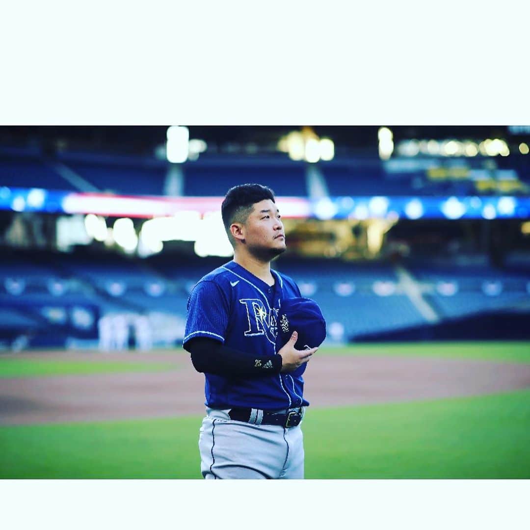 筒香嘉智さんのインスタグラム写真 - (筒香嘉智Instagram)「皆さま、1年間応援ありがとうございました。チームメイトにも恵まれ1年目からアメリカンリーグ優勝とワールドシリーズを経験することができました。自分も少しでもチームに貢献できていれば嬉しく思います。 個人的には課題も見つかりましたが、チャレンジしたからこそ見えてきた課題だと思います。オフに改めて取り組んで来年のチャレンジに繋げたいと思います。引き続き応援よろしくお願いします！」10月31日 17時55分 - yoshitomo.tsutsugo_official