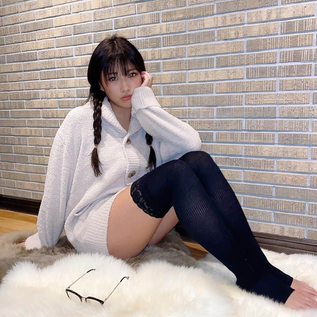 のインスタグラム：「むくみやすいし 少しでも細くしたいので笑、 おうち🏠では必ず キュッとルームソックス🧦を✨ . デザイン可愛くてしっかり引き締めてくれます♪ . #キュッとルームソックス #着圧ソックス #アンジェリール #angellir #PR」