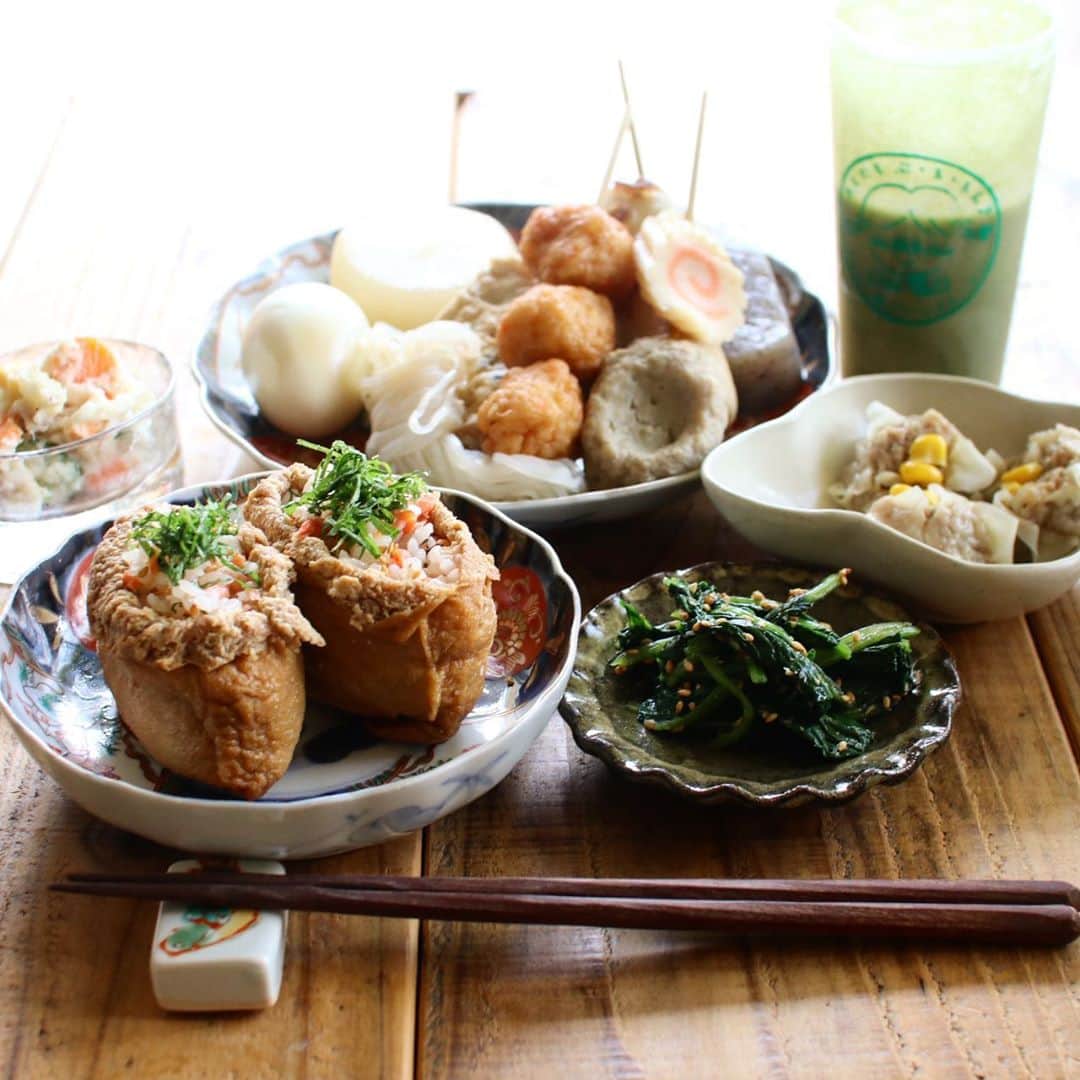Atsukoのインスタグラム：「today's breakfast ・ ・ アシタバグリーンスムージー @ashitabapururun おでん お稲荷さん ほうれん草胡麻和え ポテトサラダ 焼売 ・ ・ メインはスムージー。 パウダータイプのスムージーって苦手だったんだけど、これは飲みやすかった！ 色を見る限り苦そうと青臭そうとかて感じですが。笑　飲んだら美味しい❤️甘いドリンク苦手なんだけど、甘すぎ無くて美味。 乳酸菌や葉酸、ビタミンB1B2、CやEも。 その他にも色々入っていて栄養価も高いドリンクとなっています。 手軽に色々と摂れるのが嬉しいので、朝ごはん食べたいけど時間がない人とか、手軽に色々摂取したい方におすすめなので気になる方は是非😊 ・ ・  #アシタバグリーンスムージー#スムージー#PR @ashitabapururun」