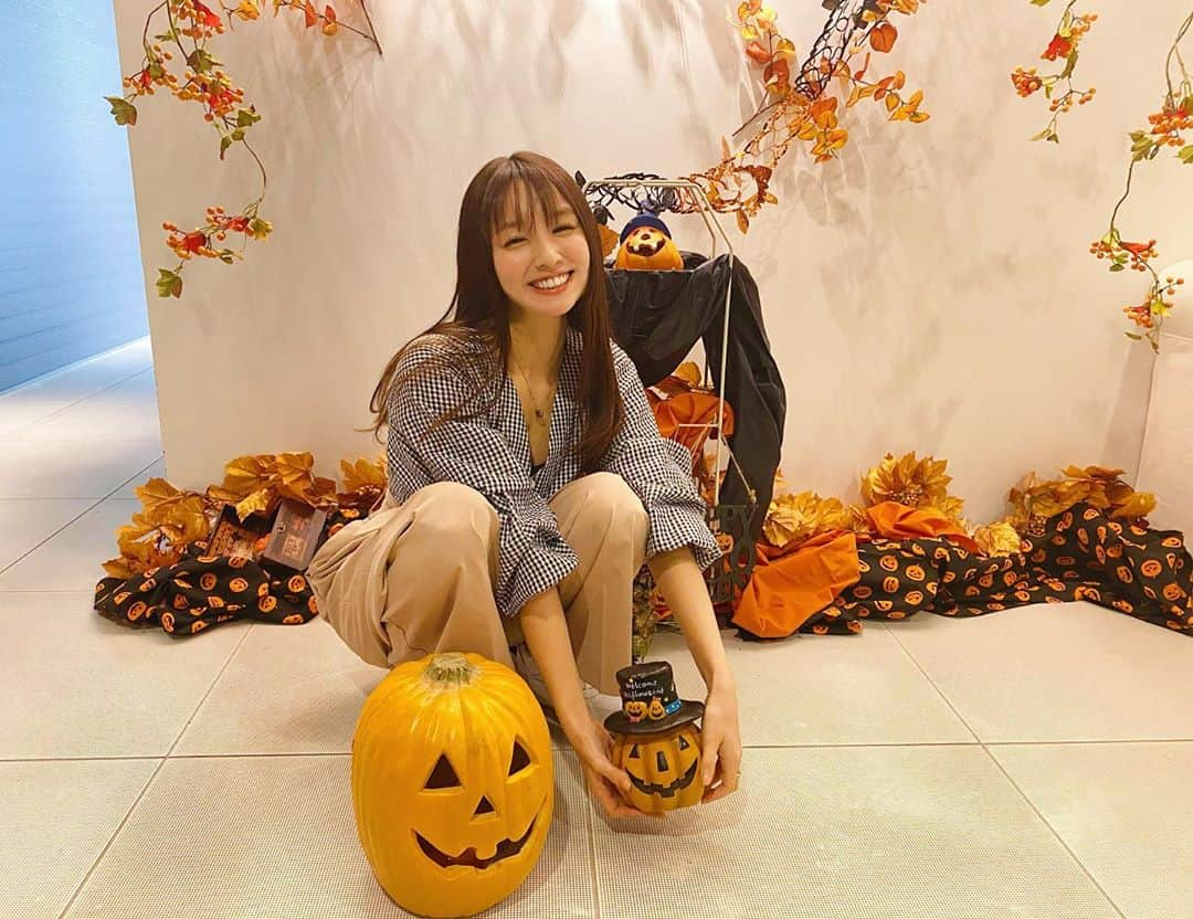 松中みなみさんのインスタグラム写真 - (松中みなみInstagram)「HAPPY HALLOWEEN👻  素敵な１０月ラストを過ごそうね🎃🍭  ちなみに今日は🌕満月🌕  昨日は〝一粒万倍日〟 明日は〝天赦日〟と、縁起の良い開運日に囲まれた 『豊穣の満月🌕』なんだって✨（母から）  なので♫ 今夜は月光浴をしながら これから挑戦したいわくわくすることは何かな〜⁇✨ って探す夜にしよっと💖  #HALLOWEEN」10月31日 17時58分 - minami_matsunaka