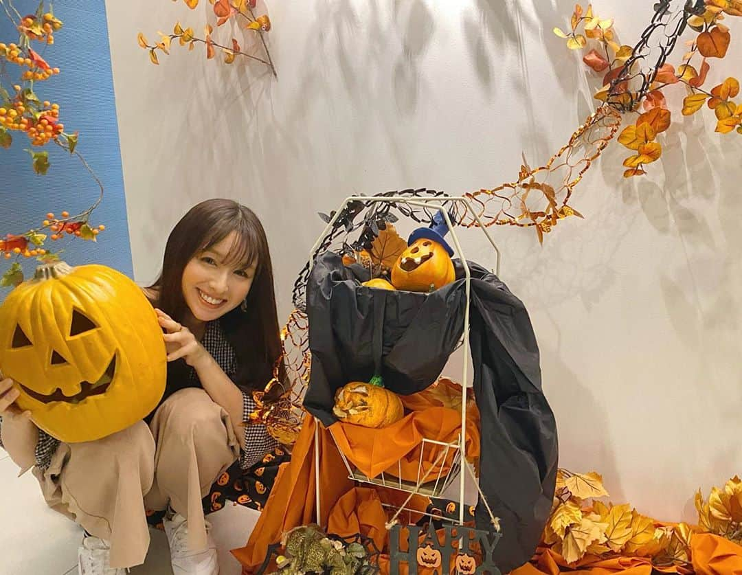 松中みなみさんのインスタグラム写真 - (松中みなみInstagram)「HAPPY HALLOWEEN👻  素敵な１０月ラストを過ごそうね🎃🍭  ちなみに今日は🌕満月🌕  昨日は〝一粒万倍日〟 明日は〝天赦日〟と、縁起の良い開運日に囲まれた 『豊穣の満月🌕』なんだって✨（母から）  なので♫ 今夜は月光浴をしながら これから挑戦したいわくわくすることは何かな〜⁇✨ って探す夜にしよっと💖  #HALLOWEEN」10月31日 17時58分 - minami_matsunaka