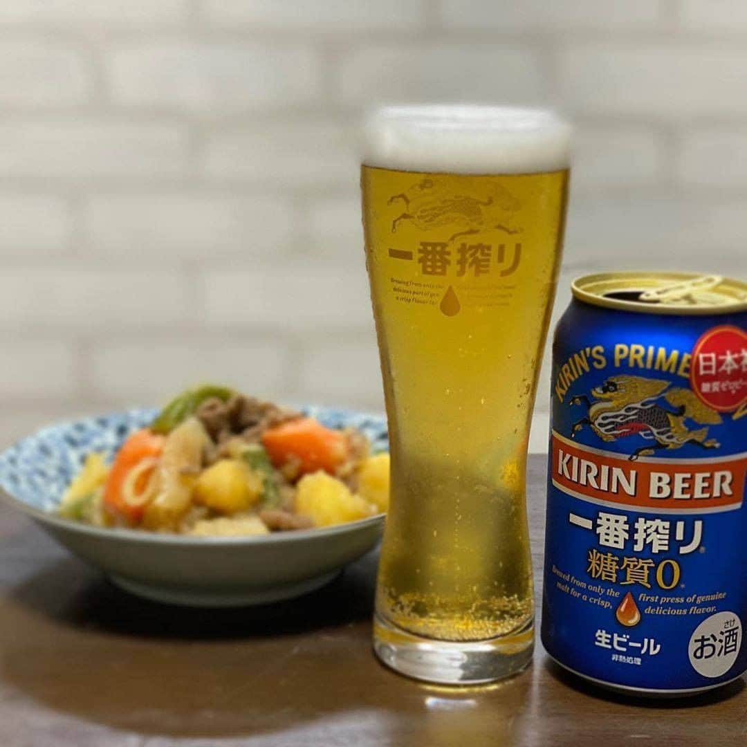 キリンビールさんのインスタグラム写真 - (キリンビールInstagram)「. お気に入りのおつまみを用意したら ビールを注いで乾杯の合図。 . スッキリとした味わいが身体に染み渡って 自然と顔がほころびます。 . 秋の夜長を盛り上げてくれそうな おうち晩酌の楽しみ方を見つけたので ご紹介します🌾 . ◆ @antilockbrake さん 苦味の中に感じるほのかな甘みが心地よいラガービールを リッツェンホフのグラスへ注いで至福の時間🌱 . 美しい黄金色と こんもりと膨らむ泡にそそられます。 . ◆ @kiminosuke1224 さん 肌寒くなると食べたくなる熱々の肉じゃが。 さっぱりとした味わいの一番搾り糖質ゼロは 和食との相性も◎。 . 爽やかな口あたりなので ついつい飲みすぎてしまいそうです。 . . 自分の”特別”を散りばめて、 いつもと少し違う新鮮な晩酌タイムを 過ごせたらいいな✨ . 今日も、あなたと #乾杯のある暮らし を。 . ＊＊＊ . 素敵なお写真ありがとうございます🌿 みなさまも #乾杯のある暮らし で とっておきの楽しみ方をぜひ教えてくださいね😊 . #キリンビール #キリン #暮らしを楽しむ #きょうのキリン #お酒好きと繋がりたい  . #KIRIN #麒麟  #ビール好きな人と繋がりたい #おつまみ #おつまみメニュー #おつまみセット #ビールのお供 #今日のおつまみ #おうちごはん #うちごはん #家飲み #飲酒タグラム #秋といえば #秋味 #今日のごはん #晩酌 #本麒麟 #一番搾り糖質ゼロ #キリンラガービール #肉じゃが #いただきます #ビールめし #ビールのお供」10月31日 18時00分 - kirin_brewery