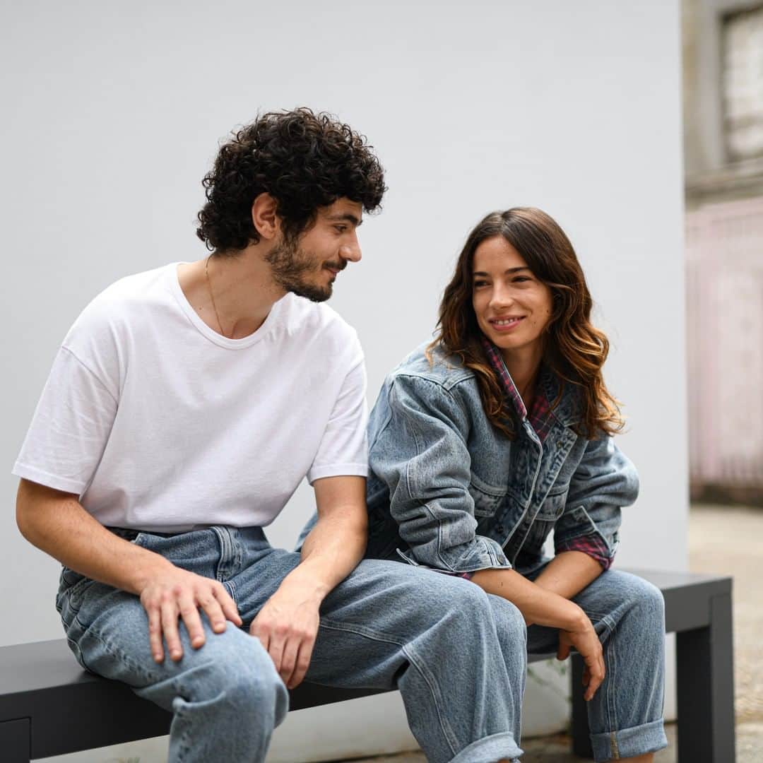 アメリカンビンテージのインスタグラム：「Spotted: The legendary white t-shirt alongside the eco denim pieces. Our two lovebirds wear the Maison AMV essentials. ___ #AmericanVintage #FW20 #vestiairemixte #unisexwardrobe」