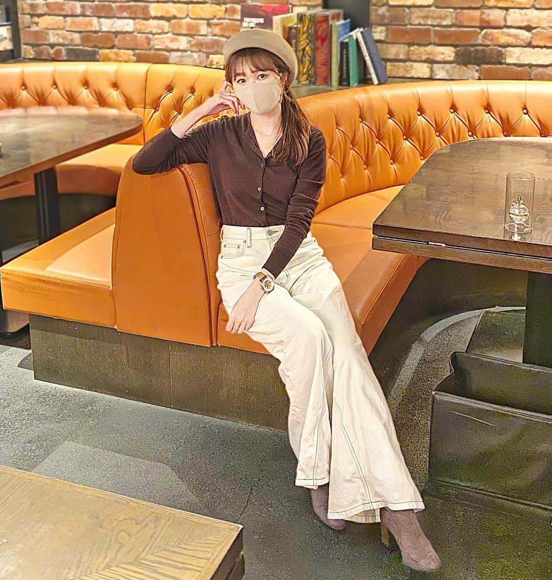 浦野一美さんのインスタグラム写真 - (浦野一美Instagram)「. 最近の秋服コーデ🍂 この秋も大活躍なUNIQLO #エクストラファインメリノクルーネックカーディガン (長袖) 39 DARK BROWN  は、一枚で着ることが多く、シンプルで合わせ易いので別のカラーもチェックしています♪  肌寒いので、中にヒートテックはマストですが笑 シルエットも綺麗でデニムにインしてもスッキリと収まりが良い✌︎ 何度洗っても風合いが崩れにくいのも嬉しいですよね。  さて、朝晩が冷えるので暖かくして過ごしましょうね〜♨️  @uniqlo_jp  @uniqlo  @uniqlo_ginza  #uniqlo #ユニクロ #UNIQLOニット  #uniqloコーデ #セーター#ニット #fashion #lifewear #秋冬 #秋コーデ　#冬コーデ　#ニットコーデ #ユニクロニット部 #locari #uniqloginza2020」10月31日 18時11分 - cindy.cinderella