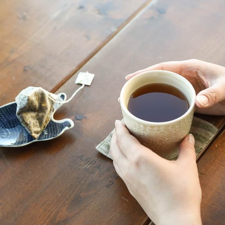 フリーデザインさんのインスタグラム写真 - (フリーデザインInstagram)「今日10月31日は、日本茶の日。コーヒーや紅茶もいいけれど、たまには日本茶で気分を変えてみるのもいいですね。  鹿児島県鹿児島市に店舗を構える「すすむ屋 茶店」は、茶葉の個性を育てる生産人、見極める鑑定人、最大限引き出す焙煎人が日々茶葉と向き合うことにより、最高の日本茶を届けてくれています。  ラインナップは「ほうじ茶（茶葉）」「こくまろ（茶葉）」「くきほうじ茶（ティーバッグ）」「煎茶（ティーバッグ）」の4種類。手軽に飲めるティーバッグも手を抜かずに作られているので、本格的な日本茶が楽しめます。 . . ▼詳細はプロフィールのリンクからご覧いただけます。 → @freedesign_jp . 【取扱店舗】 #フリーデザインオンラインショップ . #すすむ屋茶店 #すすむ屋 #すすむ湯呑 #日本茶 #水だし茶 #グリーンティー #日本茶の日 #緑茶 #freedesign #フリーデザイン #吉祥寺 #kichijoji #シンプルライフ #ライフスタイルショップ #くらし #暮らし #暮らしの道具 #暮らしを楽しむ #丁寧な暮らし #qualityliving #雑貨店 #zakka #雑貨屋 #インテリアショップ」10月31日 18時06分 - freedesign_jp