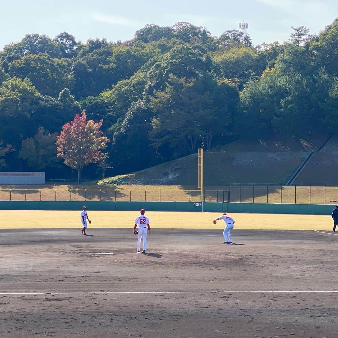 ゴッホ向井ブルーさんのインスタグラム写真 - (ゴッホ向井ブルーInstagram)「今日は由宇に行ってまいりました〜！！残り2試合、今年は取材でしか入れなかった由宇でした。 毎年由宇に若鯉たちを応援しに行くのを楽しみにしているカープファンの方がたくさんいます。 明日の最終戦、もし写真リクエストとかあれば教えてください！いらっしゃる選手は追いかけてみます！  ナイスホームランでした石原貴規選手＆玉村昇悟投手！ ネクスト林選手 ネクストひろきさん ネクストゴッドさん 公式戦初登板鈴木投手 いつも賑やかなキャッチャー集団」10月31日 18時08分 - goghmukai