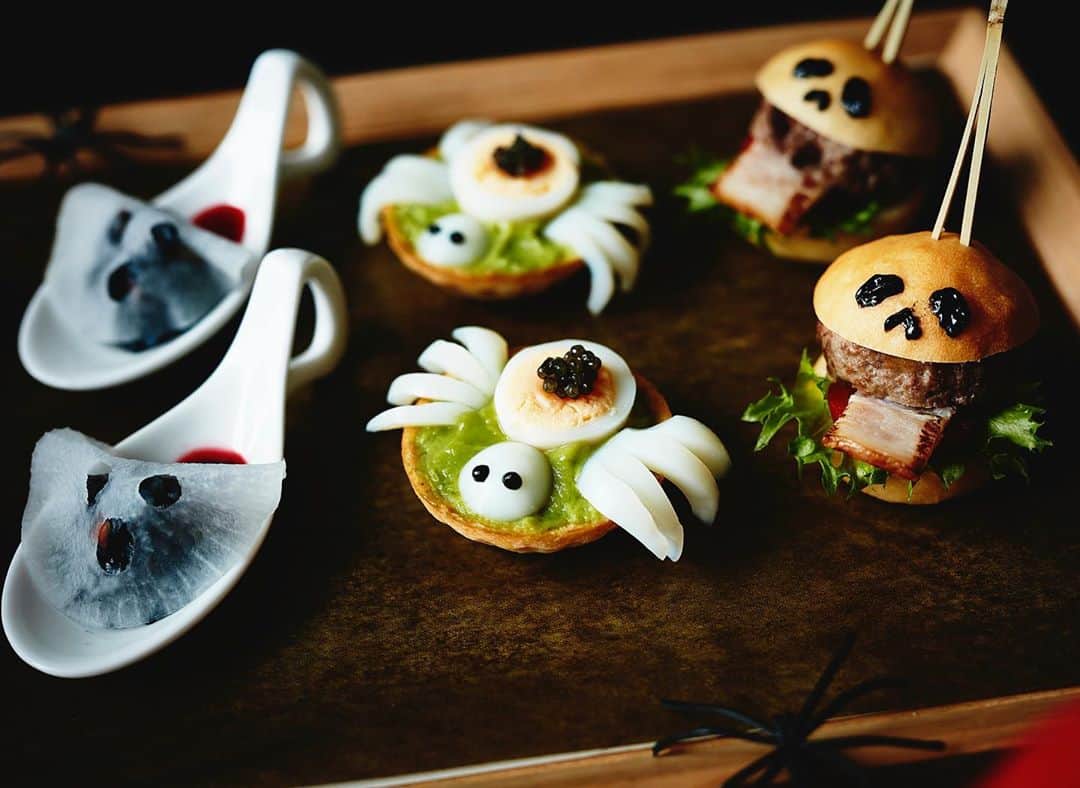 Andaz Tokyo アンダーズ 東京さんのインスタグラム写真 - (Andaz Tokyo アンダーズ 東京Instagram)「Happy Halloween! 🎃 May your day be filled with sweet and spooky treats 🍭🍫🍬  ハッピーハロウィン！！幸せに溢れた1日になりますように！👻   #halloween #ハロウィン #ハッピーハロウィン #andaztokyo #アンダーズ東京」10月31日 18時10分 - andaztokyo
