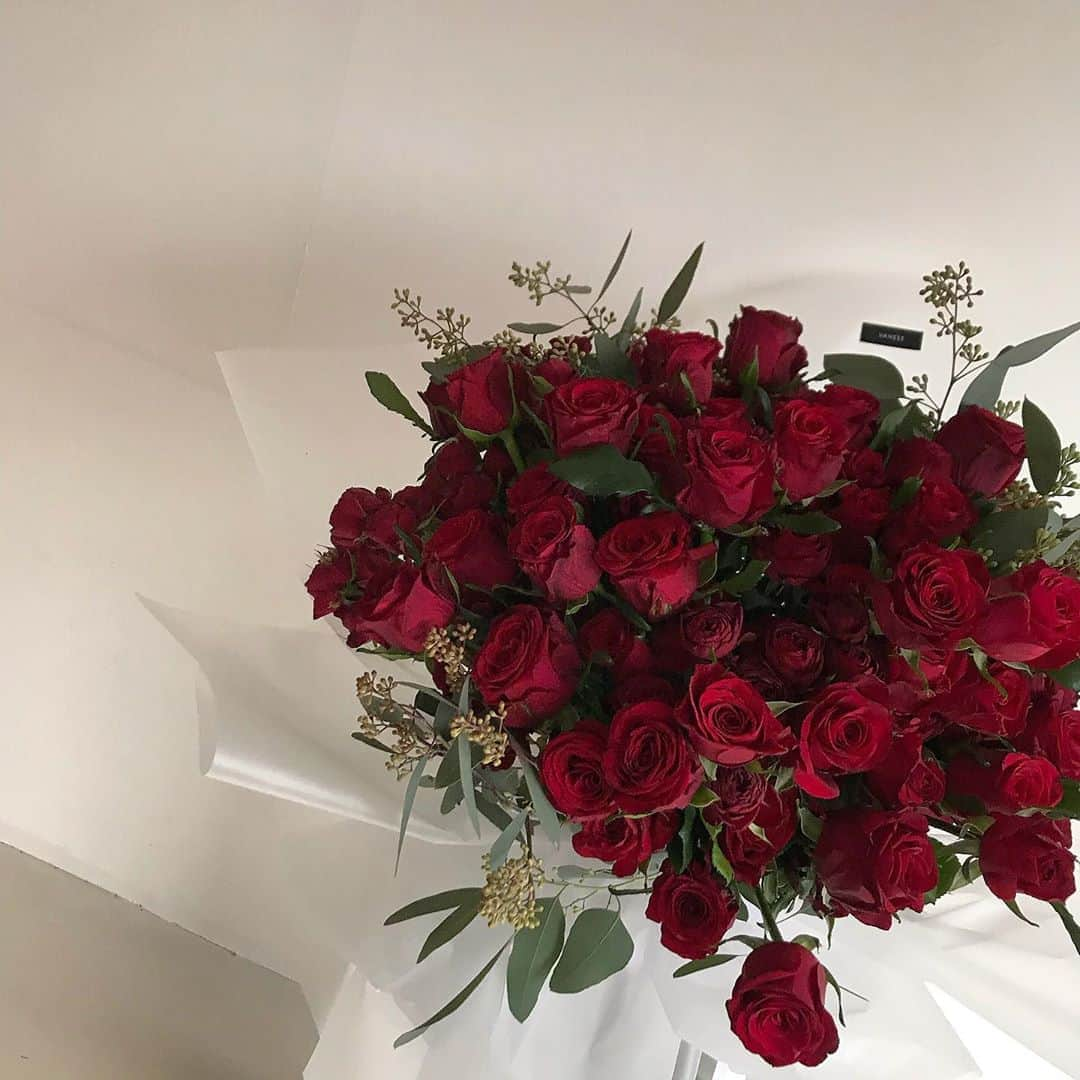 플로리스트 이주연 florist Lee Ju Yeonさんのインスタグラム写真 - (플로리스트 이주연 florist Lee Ju YeonInstagram)「. . 오늘의 히트 171송이 꽃다발  좋은 선물되셨길 바래요 ♥️ . #바네스꽃다발 #대형꽃다발 #장미꽃다발 . 订花 WeChat ID vaness_flower 페이팔 결제 가능  클래스상시모집 당일꽃주문가능 . #수업문의 #주문예약 #lesson #Order  Katalk ID vaness52 WeChat ID vaness_flower E-mail vanessflower@naver.com . 서초구 양재천로 123 5층 📞02-545-6813 . #vanessflower #florist #flowershop #handtied #flowerlesson #花束 #바네스플라워 #플로리스트 #꽃다발 #부케 #플로리스트학원 #플라워레슨 #양재동꽃집 #양재역꽃집 #꽃다발주문 #꽃수업 #꽃주문  #대관 #공간대여 #스튜디오대관 #자연광스튜디오 #자연광스튜디오대관 #스튜디오」10月31日 18時14分 - vanessflower