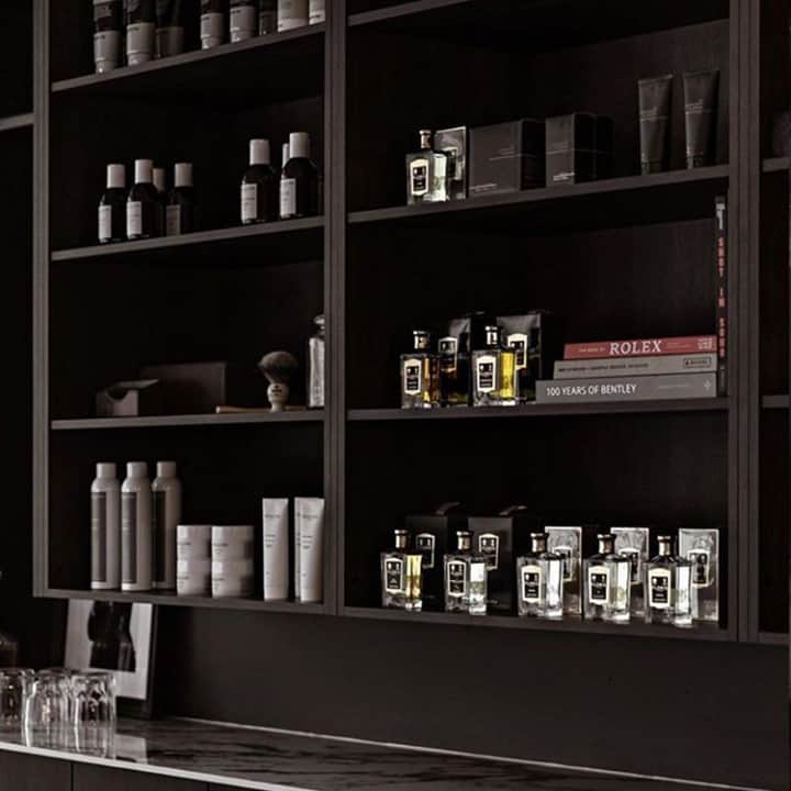 のインスタグラム：「For all our fragrance fans down under, luxury men's barbershop @tateandlylesyd stocks a range of our men's fragrance and skincare in Sydney. Offering only the most luxuriant services and products, each item used in their store has been carefully curated to ensure that this ethos resonates throughout the shop.⠀ ⠀ Photo: @tateandlylesyd⠀ ⠀ #FlorisLondon #Fragrance #Grooming #Barbershop #SydneyBarbers #Luxury #LuxuryShave #SydneyBarbershops」