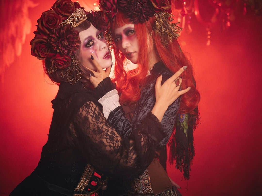 玉樹るいのインスタグラム：「一緒ニ踊リマショ . with @asami_sw  studio @studio_esperanto  #ハロウィン #ハロウィンコスプレ  #ハロウィン仮装  #ハロウィンパーティー  #photo #halloween  #happyhalloween  #cosplay #portrait  #model  #photography  #dark #作品撮り #art」