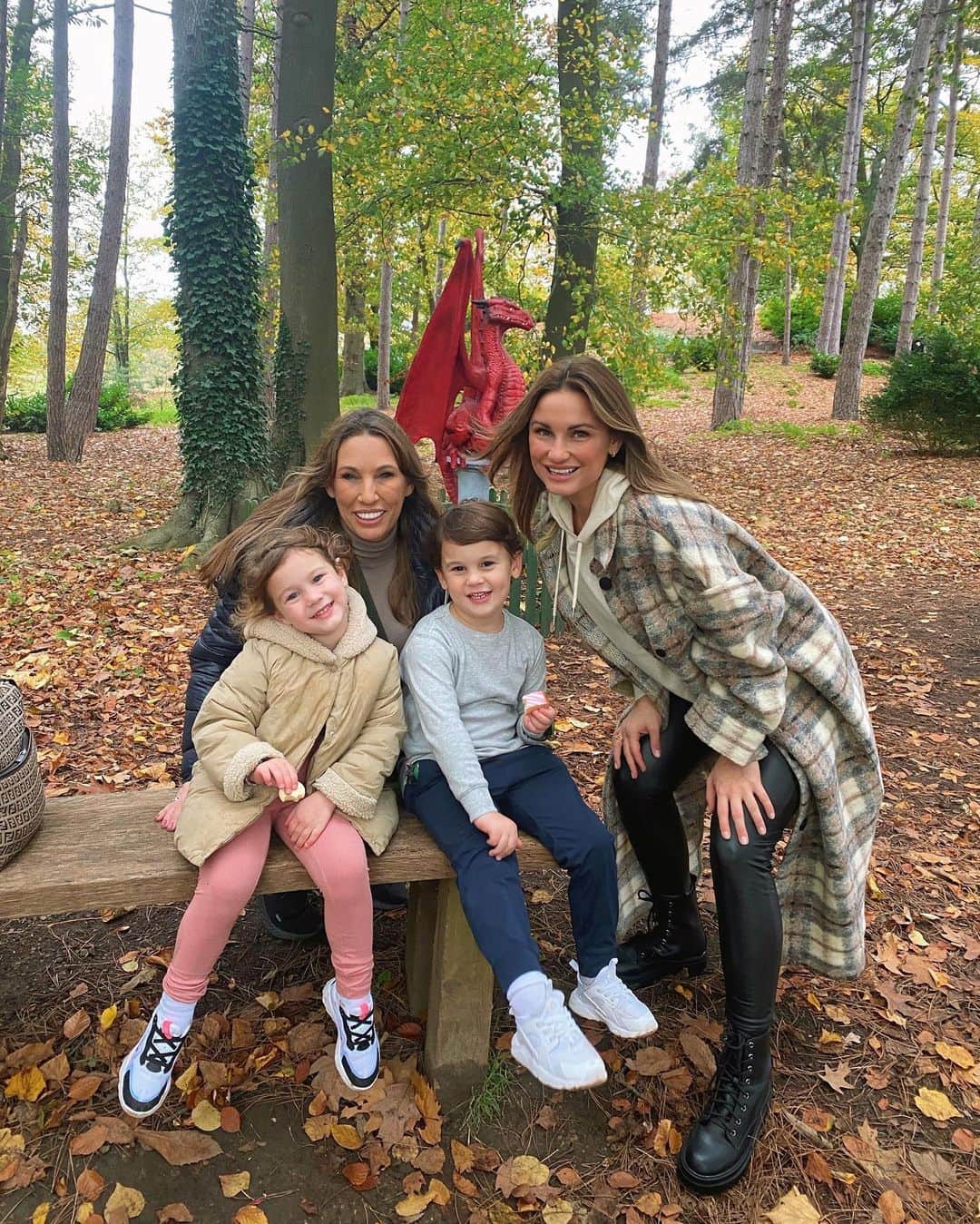 サム・フェアーズのインスタグラム：「Lots of fun at the dragon trail yesterday with nanny suzie 🐉 @painshill x what’s everyone’s Halloween plans this weekend? 🎃」