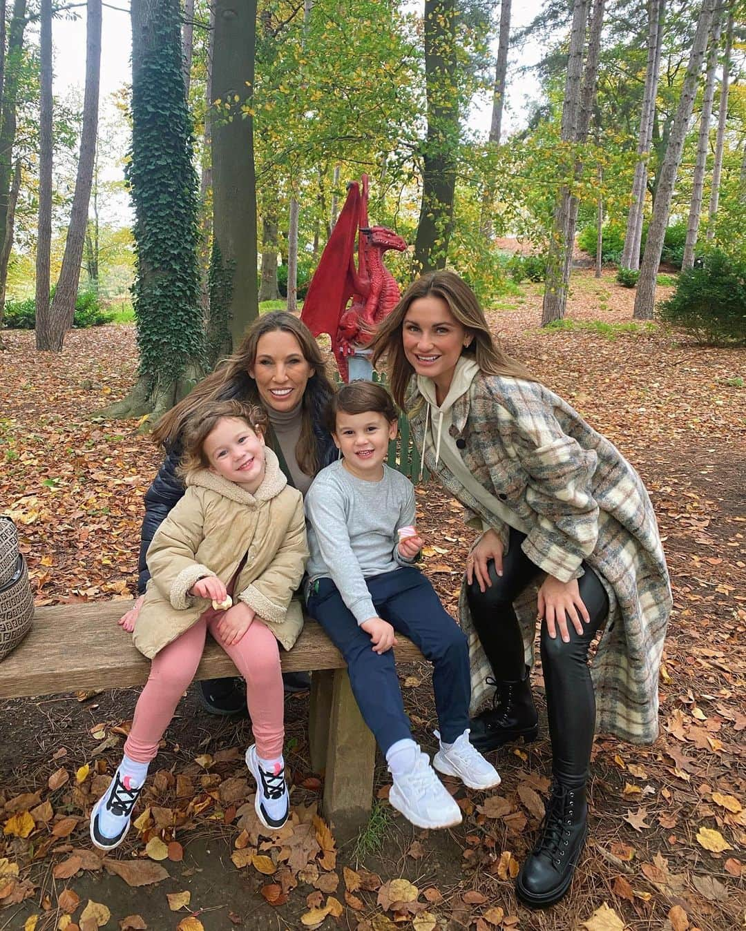 サム・フェアーズさんのインスタグラム写真 - (サム・フェアーズInstagram)「Lots of fun at the dragon trail yesterday with nanny suzie 🐉 @painshill x what’s everyone’s Halloween plans this weekend? 🎃」10月31日 18時24分 - samanthafaiers