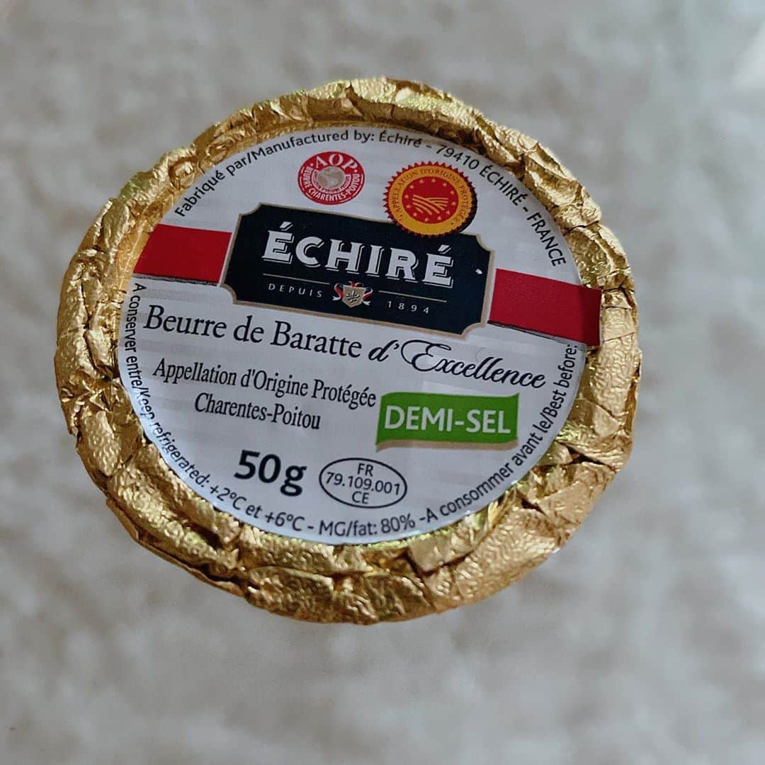 堀未央奈さんのインスタグラム写真 - (堀未央奈Instagram)「🧈  ECHIREのバターが だいすきでフランスでも たくさん食べたのですが スーパーにてたまたま発見❕  おやつにクロワッサンと一緒に 食べました🇫🇷❤︎  #echire #France #butter」10月31日 18時24分 - horimiona_official