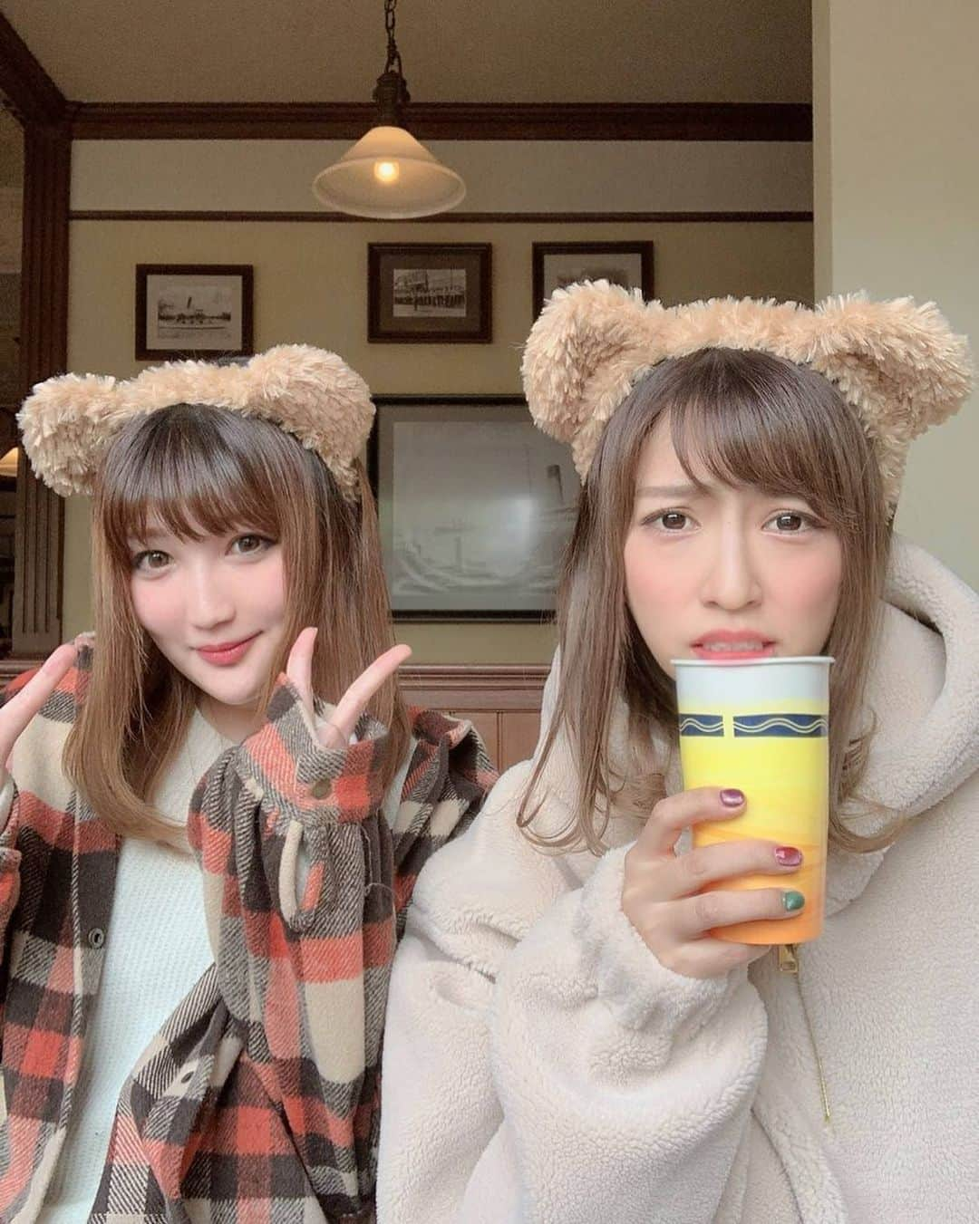 戸島花のインスタグラム：「戸島さん ビールがほんとによく似合う🍺🍺  さて。この日お酒を何杯飲んだでしょうか。※この2人なのに全然呑みませんでした🐻  #ディズニーシー #東京ディズニーシー #disneysea #tokyodisneysea #ダッフィー #ドックサイドダイナー」