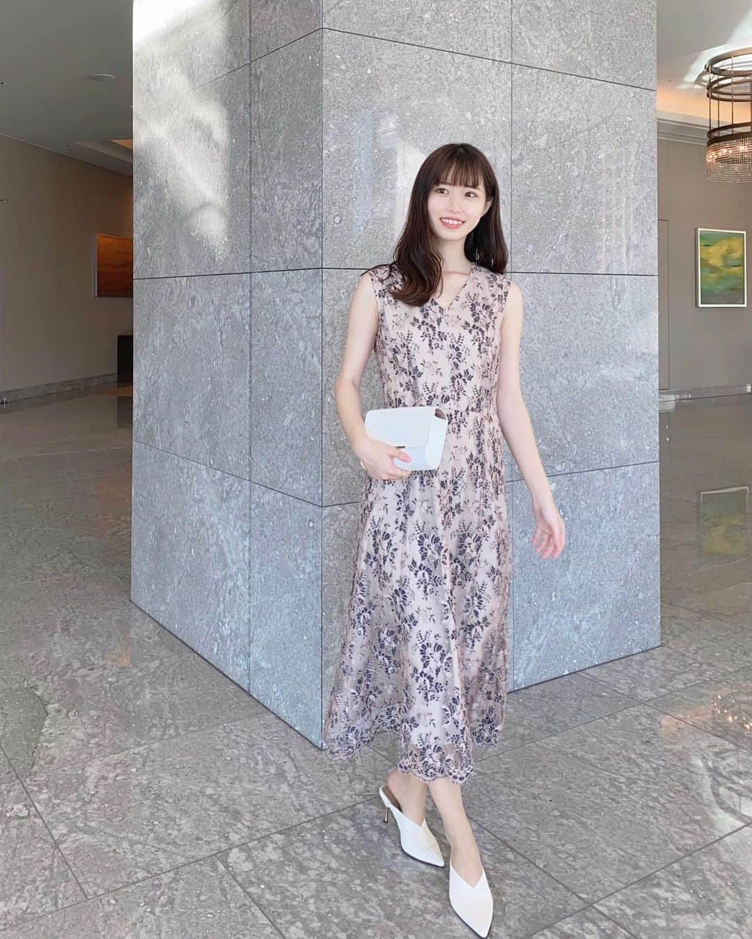 川子芹菜さんのインスタグラム写真 - (川子芹菜Instagram)「. . この前のプチ贅沢なホテルランチコーデの時の😋🍴💕 . @anayi_official のワンピースを着ていったんだけど可愛すぎないキレイめなレースで大人可愛かった🥺💐 . この上からジャケット羽織ってカジュアルに着ても可愛いし、結婚式のお呼ばれコーデにも絶対活躍してくれる✨ 今度の友達の結婚式はこれ着ていこうかなぁ‪🤔💭‬ . 暗めのお店だったので、小物や靴は白で合わせました🌟 Vネックで顔周りスッキリ効果も🙆🏻👌✨ . かなり女子力上がったのでは( ˙꒳​˙ ).｡oO← . . . onepiece: @anayi_official  bag: @gu_for_all_  pumps: @randa_pic  . . . #ANAYI #アナイ #アナイエレガン #ANAYI_elegance #エレガントコーデ ＃エレガントスタイル ＃エレ女 ＃きれいめワンピース ＃オケージョンドレス ＃オケージョンワンピース ＃オケージョンコーデ ＃オケージョンスタイル #お家でエレガント #いつでもエレガント #sponserd  #結婚式コーデ #結婚式お呼ばれ #結婚式ドレス #お呼ばれドレス  #お呼ばれコーデ #model  #makeup #コーディネート  #モデル #撮影  #ファッション #メイク #今日のコーデ #お洒落さんと繋がりたい  #キレイめコーデ  #GU #ジユジョ #ジユパト  #ジーユー #ジーユーコーデ #ジーユー購入品  #randa」10月31日 18時30分 - kawakoserina