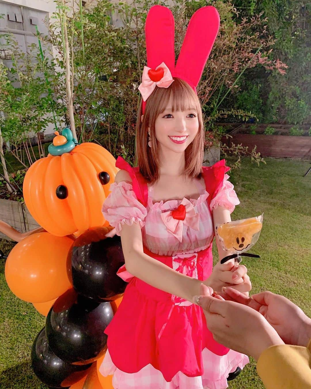 八鍬里美さんのインスタグラム写真 - (八鍬里美Instagram)「Happy Halloween👻💗 楽しかった〜仮装っていいよね☺️🎀 事務所がハロウィンの飾り付けされててかわいかった🥰 キャンディも配ったよ〜🍬 撮影後でヘトヘトだったけど楽しめたので満足です🤣💕w . #マイメロディ#マイメロちゃん#仮装#ハロウィン#ハロウィン仮装#マイメロ」10月31日 18時26分 - satomi_yakuwa