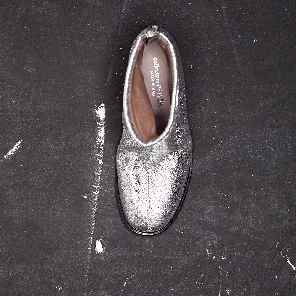 コレクションプリヴェのインスタグラム：「Shoes, our passion  • • • • • #newcollection #collectionpriveeofficial #collectionpriveeaccessories #fw2021 #silver #reallether #ankleboots #shoes #accessories #womenstyle #womensfashion #totallook #shoemaker #madeinitaly #contemporary」
