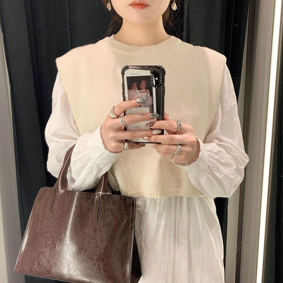 DHOLIC SNAPのインスタグラム：「@___yumn__さんの#dholicsnap⁠ 　⁠ VEST：@dholic_official⁠ 　⁠ 【LADIES】⁠ #サイドボタンベスト⁠ 全5色￥2,915(税込)⁠ 　⁠ みなさんもぜひ#dholicsnap をつけて⁠ コーディネートを投稿してください📸💕⁠ 　⁠ ※上記以外のご着用アイテムにつきましては品切れ商品、または、私物となります。⁠ 　⁠ #DHOLIC#dholicism#fashion#ootd⁠ #プチプラコーデ#今日のコーデ#今日の服⁠ #ベストコーデ#ベスト#秋冬ファッション#休日コーデ⁠ #ニットベスト#シンプルコーデ#ワントーン」